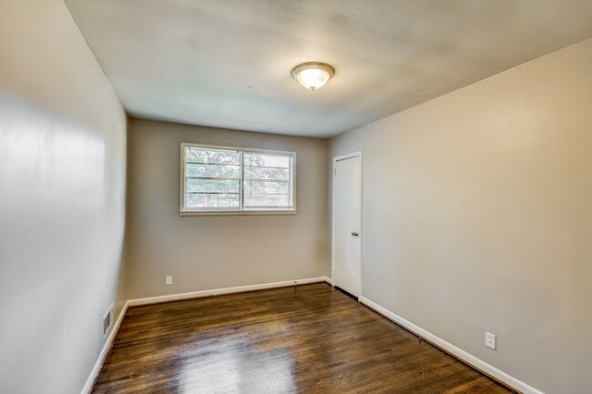 Building Photo - 2515 Ridgewood Rd