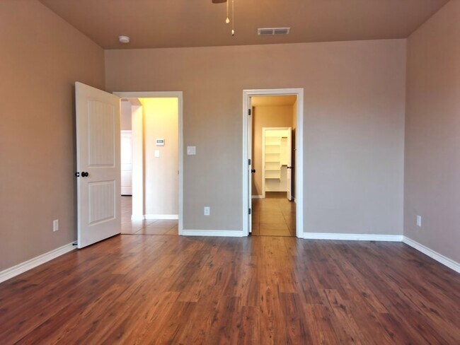 Building Photo - 7305 Bellini St
