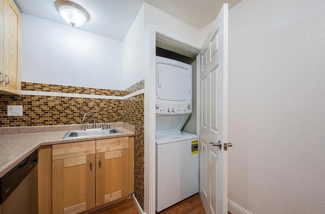 Building Photo - APT 84