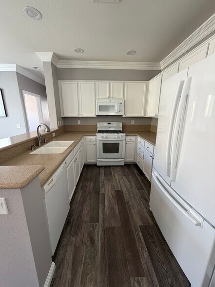 Building Photo - 16718 Nicklaus Dr