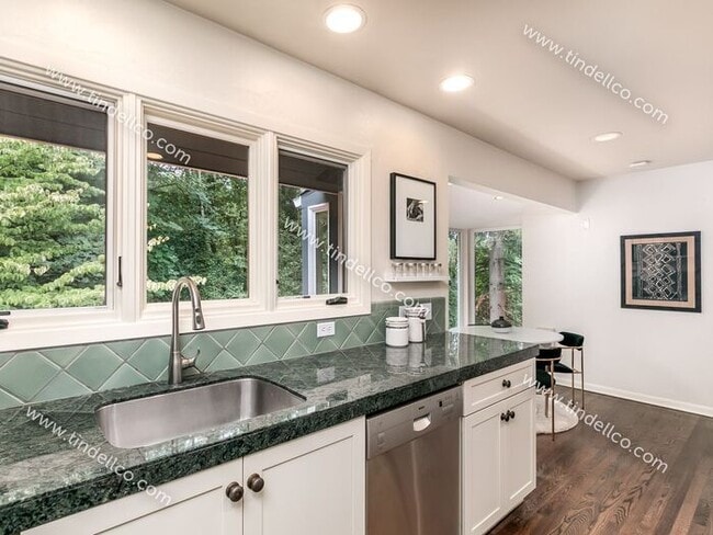 Building Photo - Spacious Mid-Century Modern Home in Counci...