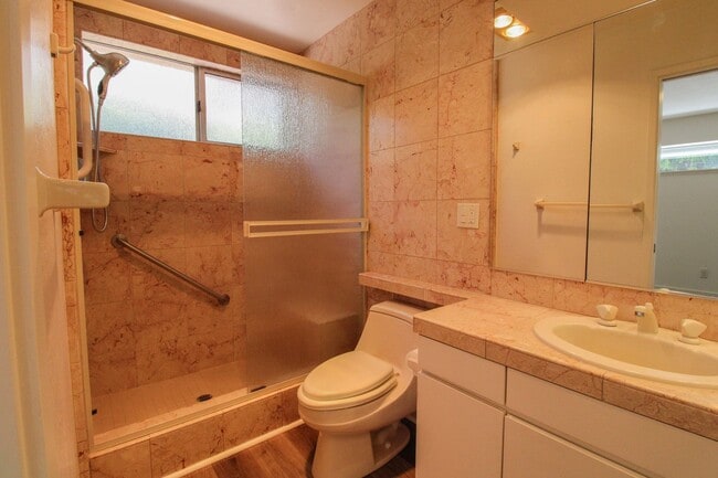 Building Photo - 298 Country Club Dr