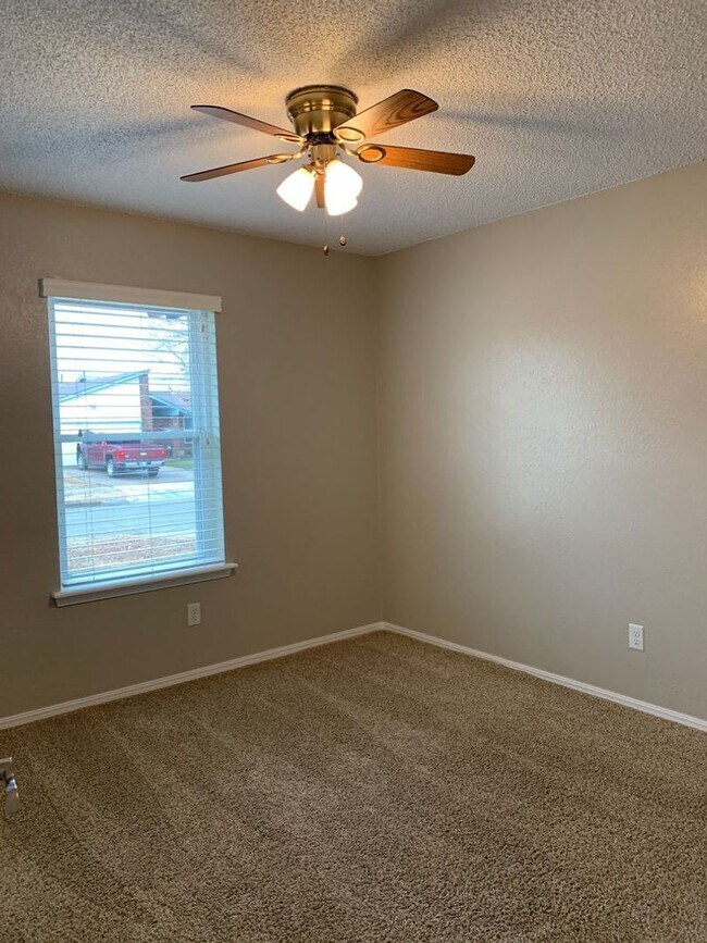 Building Photo - This super cute home features a beautiful ...