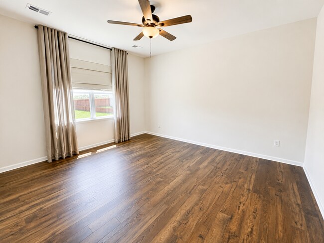 Building Photo - 676 Hollyrose Cir
