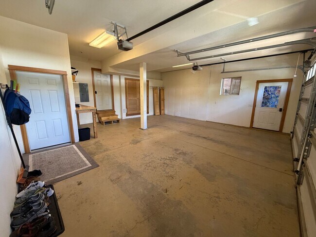 Building Photo - 3203 W 7th Ave