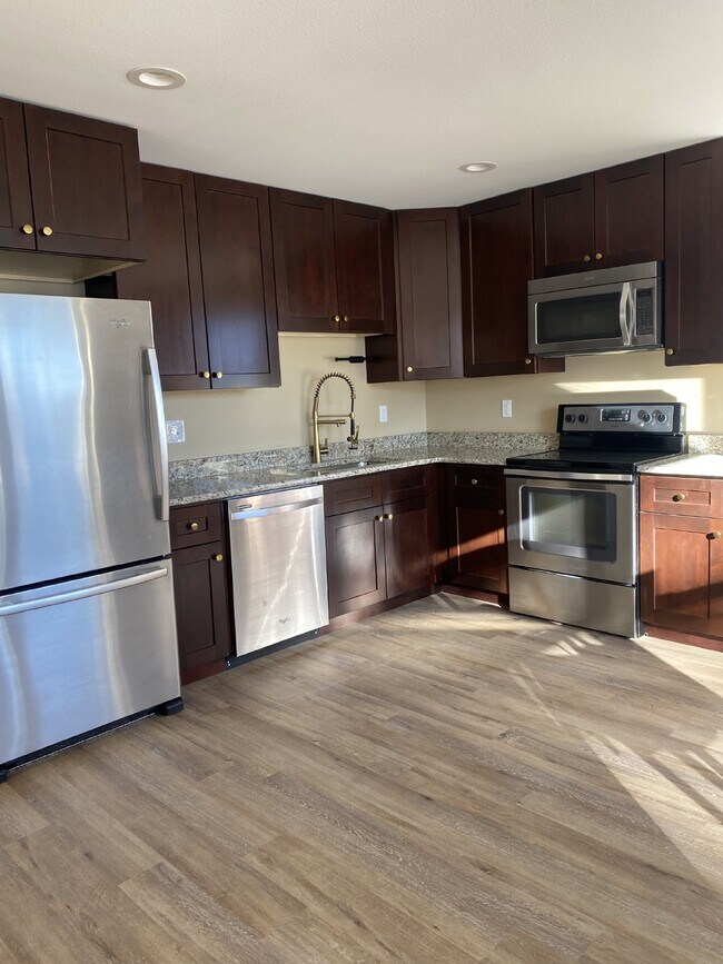 Building Photo - 2 Bedroom Duplex in Manitou - Prospect