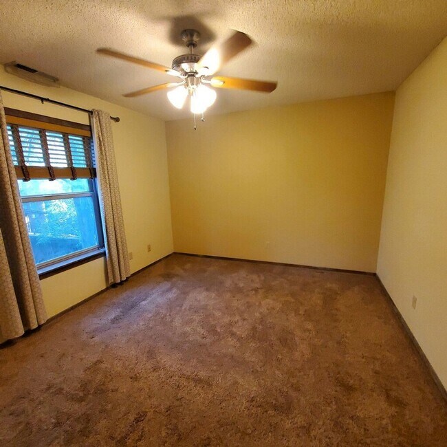 Building Photo - Beautiful home on Skyline Drive