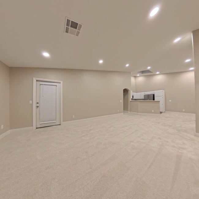 Building Photo - Beautifully Renovated 2nd-Floor Condo in Prime Location