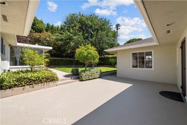 Building Photo - 523 Meadows Dr