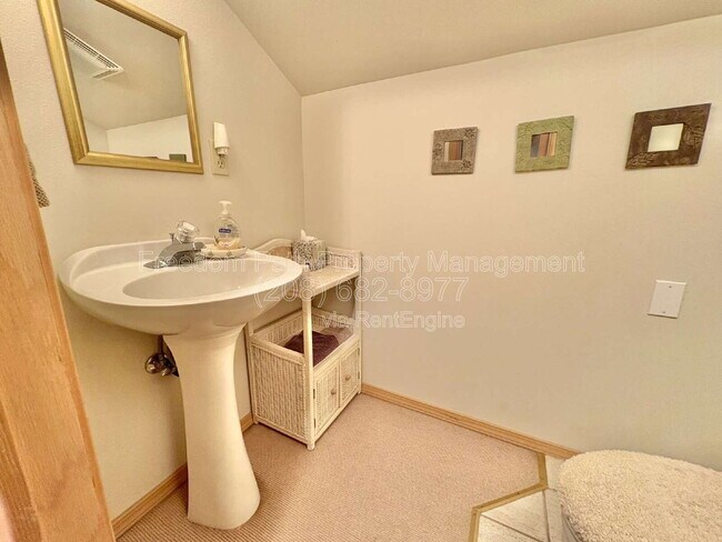 Building Photo - 5637 W Racquet Rd