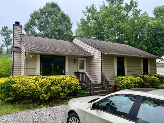 Building Photo - Adorable Recently Renovated 3 Bed 1.5 Bath Home $2395