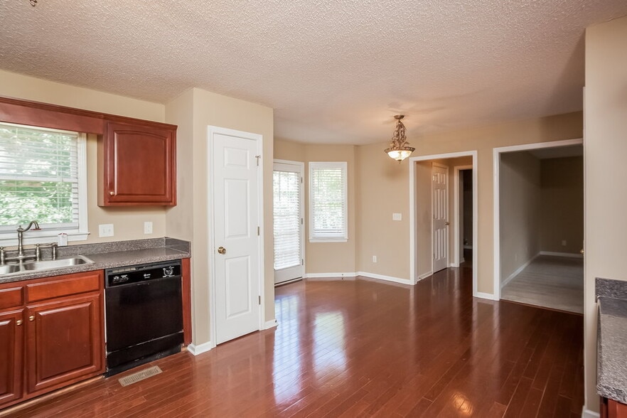 Building Photo - 815 Tynsdale Dr