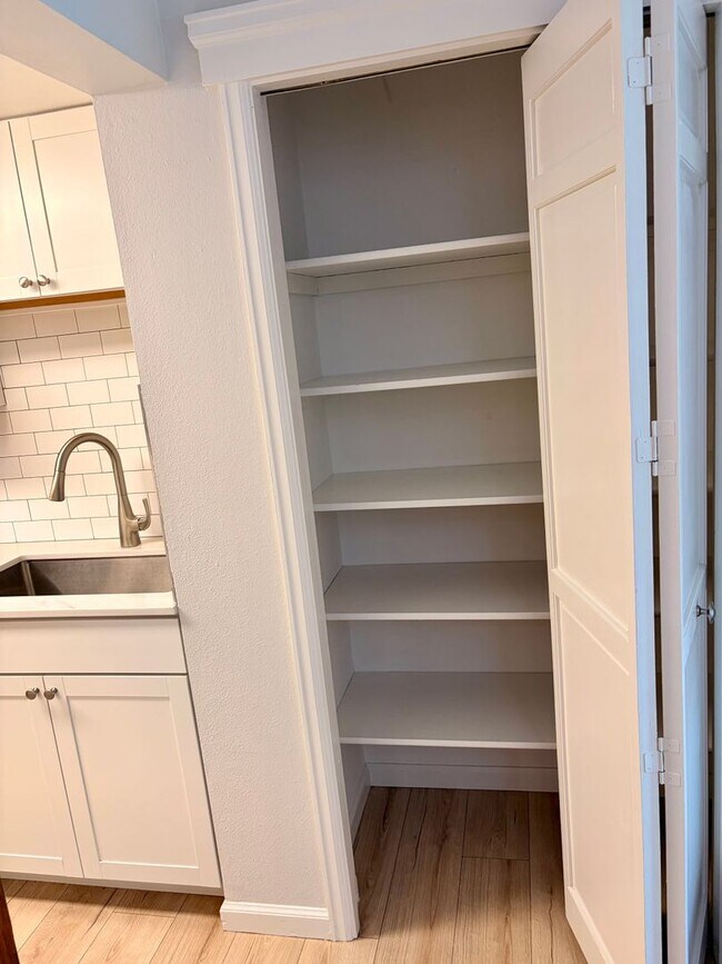 Building Photo - Two Bedroom PLUS Bonus Room on the West End of Pearl Street