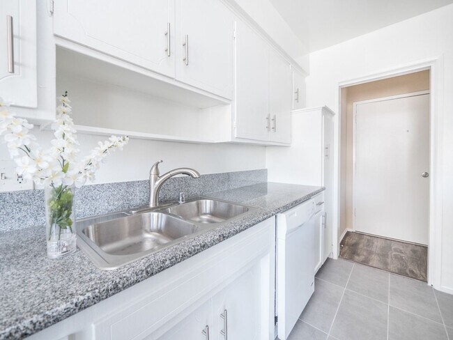 Interior Photo - 817 S. St. Andrews Pl