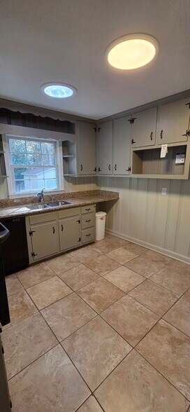 Building Photo - 135 Windsor Cir