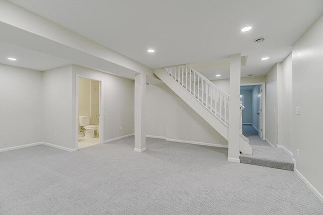 Building Photo - 835 Niagara Ln N