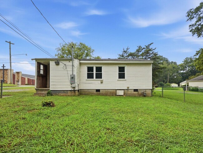 Building Photo - Quaint 3 bed 1 bath home in charming Decatur!