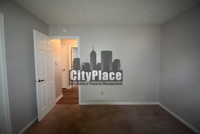 Building Photo - 525 E Pine Ridge Dr