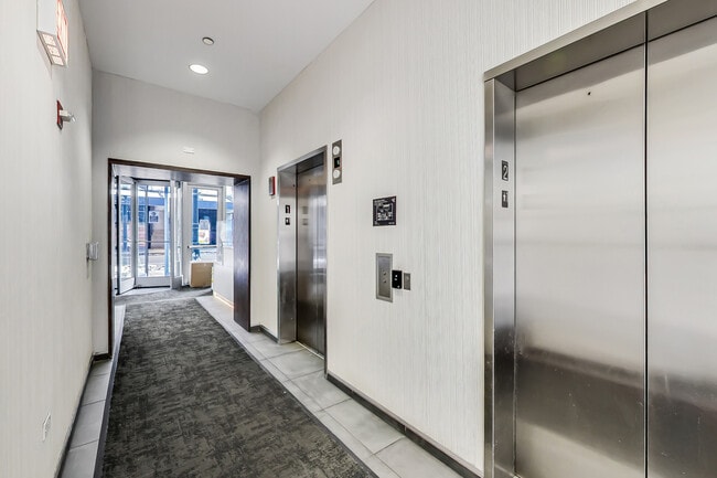 Building Photo - 8 E Randolph St