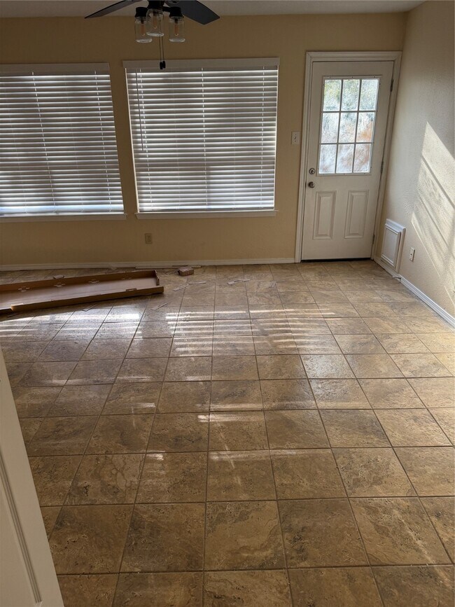 Building Photo - 9 Dewthread Ct