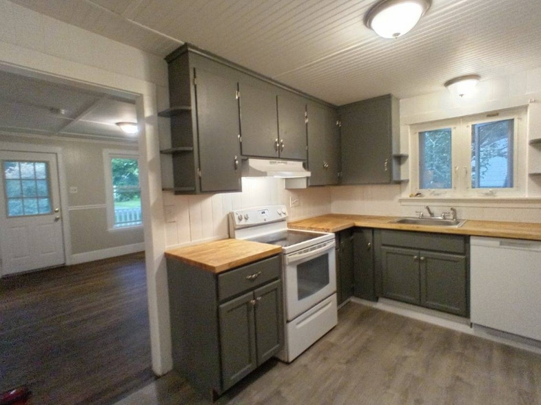 Building Photo - 209 3rd St