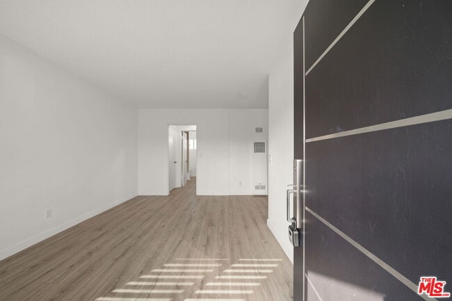 Building Photo - 1310 W Valencia Dr