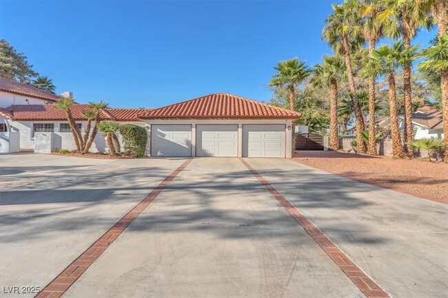 Building Photo - 2868 Vista Del Sol Ave