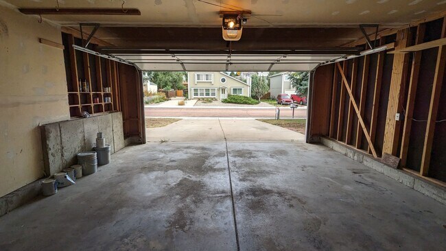 Building Photo - COZY TRI-LEVEL 3 BED/1.5 BATH WITH WOODBUR...