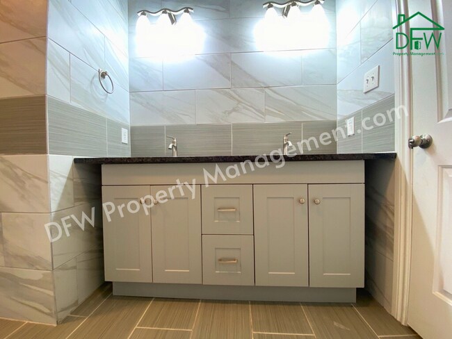 Building Photo - Charming 4 Bedroom 2 Bathroom Home on a Corner Lot in Fort Worth!