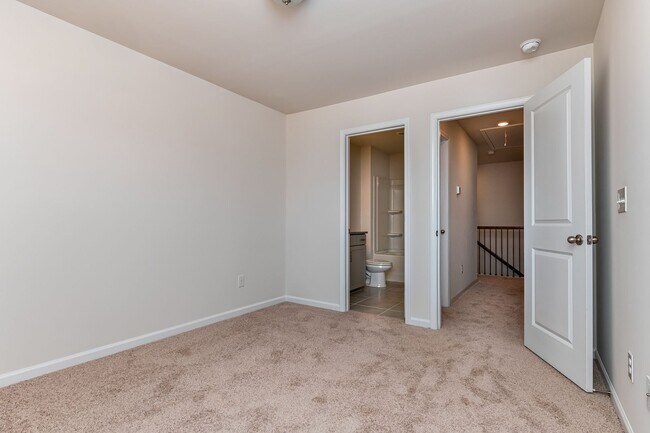 Building Photo - AVAILABLE NOW, Beautiful Home in Greer wit...