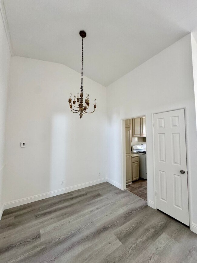 Building Photo - 333 Rexford Dr