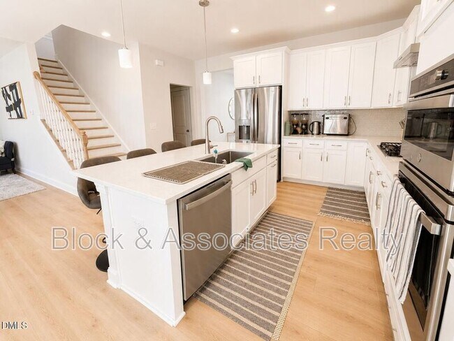 Building Photo - 118 Faxton Wy