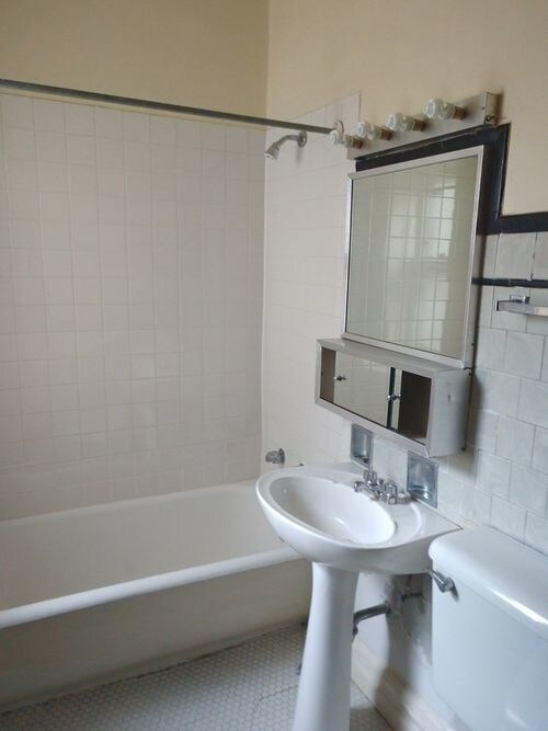 Building Photo - 1440 W Thorndale Ave