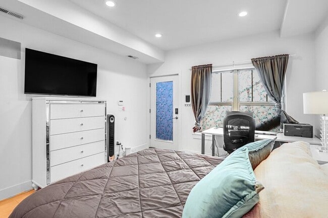 Building Photo - 816 Kennedy St NW