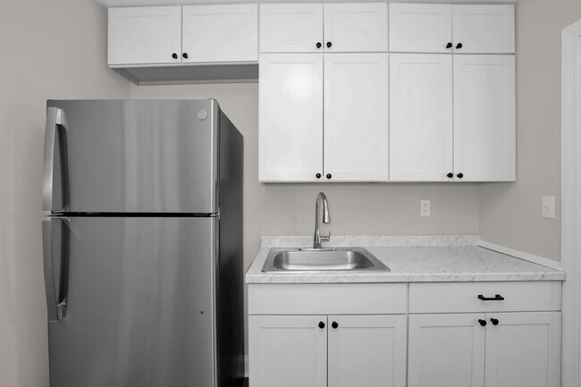 Building Photo - 2 Bedroom 1 Bath In Fayetteville- Small Do...