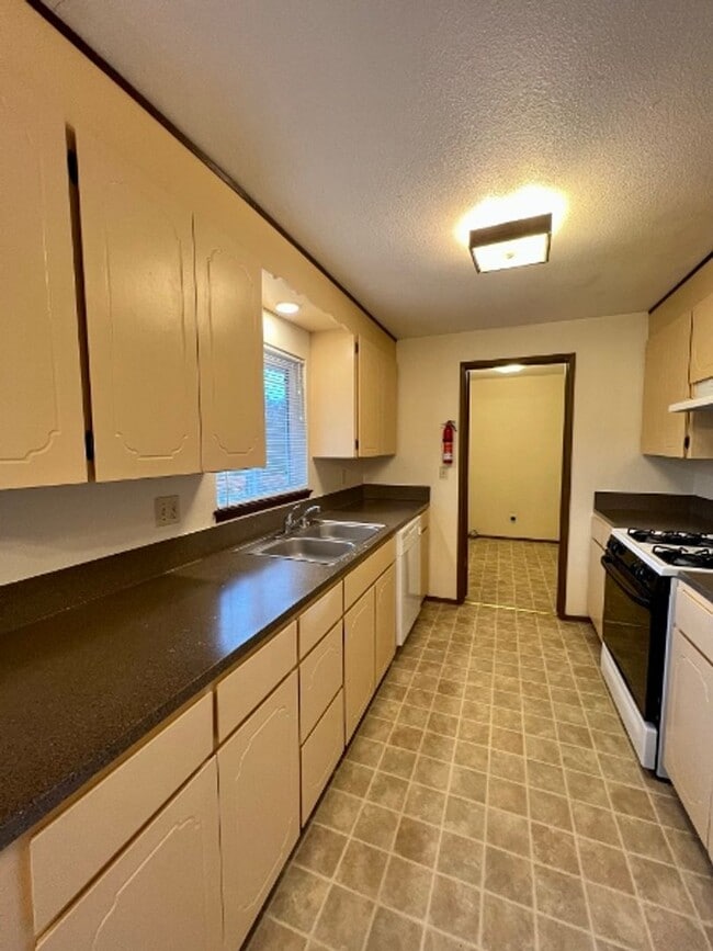 Building Photo - PENDING APPLICATION x2; Upper Eastside 2 B...