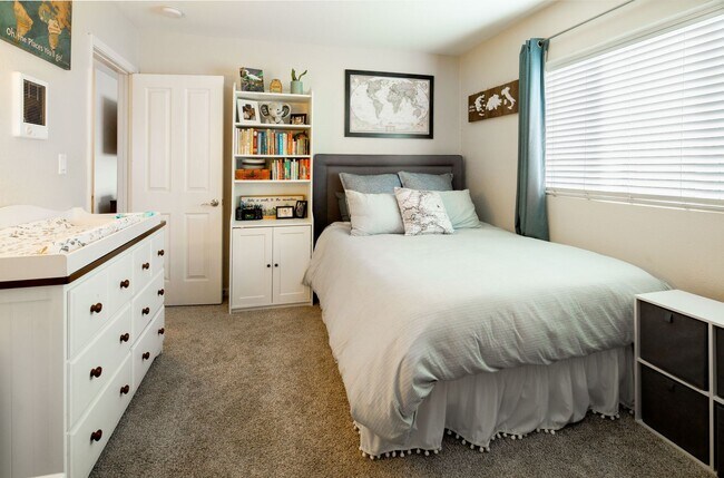 Building Photo - 2 Bedroom, 2 Bath Town Home in Gate Community