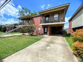 Building Photo - 2-Bed, 2.5-Bath Townhouse with Move-In Special – Walk to McNeese State University!