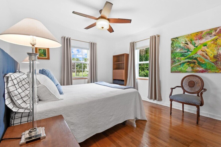 Building Photo - 1219 N Lakeside Dr