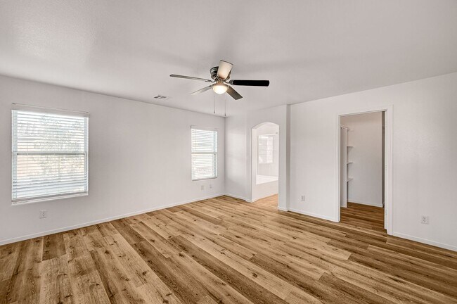 Building Photo - Stunning 4 Bed 2.5 Bath!