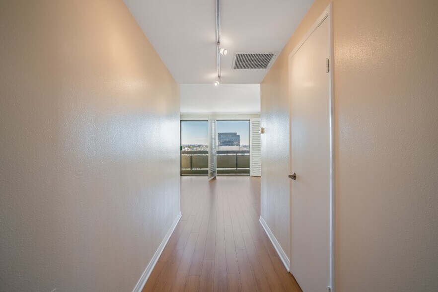 Building Photo - 321 S San Vicente Blvd