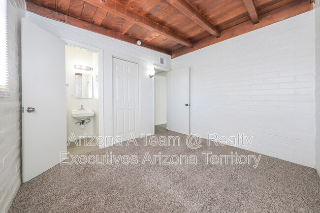 Building Photo - 3550 E Blacklidge Dr