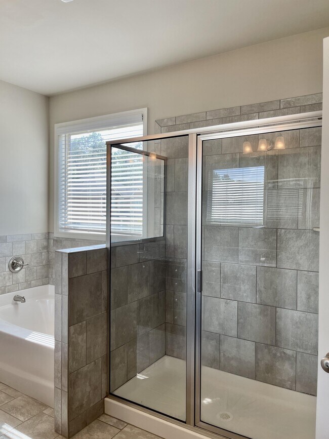 Building Photo - 7531 Silk Tree Pointe