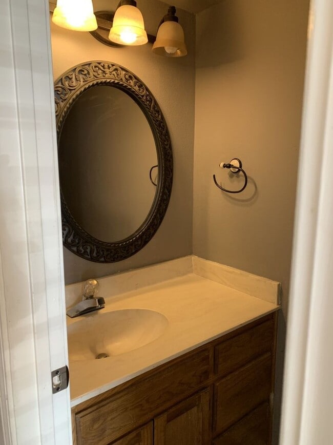 Building Photo - 716 W Mulberry St