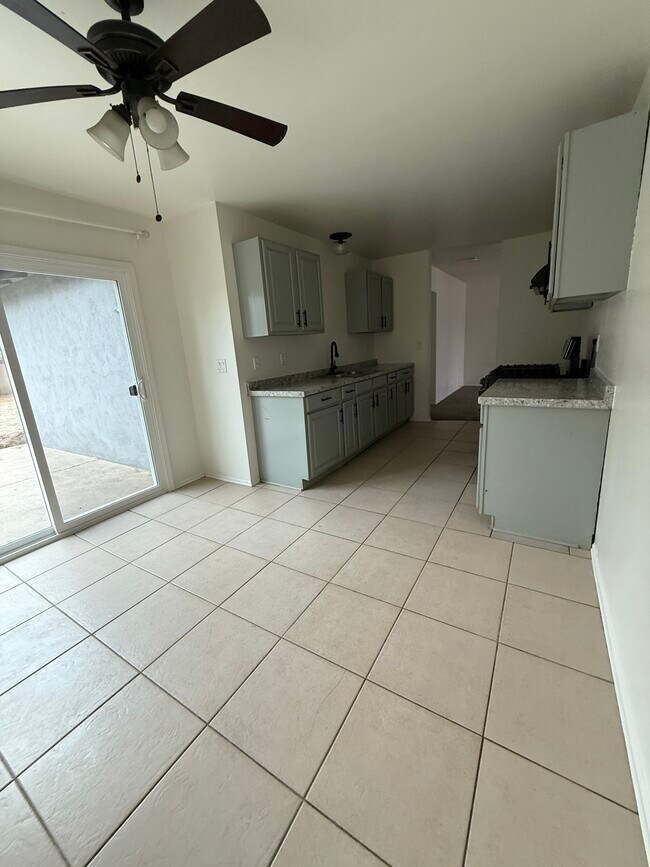 Building Photo - 305-302 N Dwyer Pl