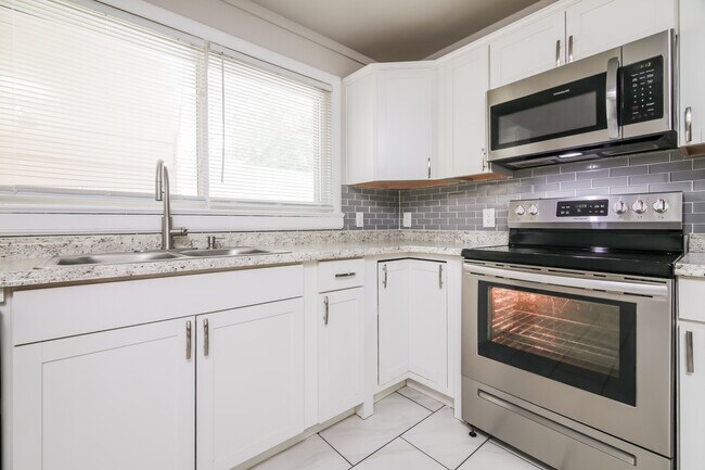 Building Photo - 105 Pineland Cir