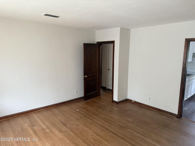 Building Photo - 947 Glencarin St