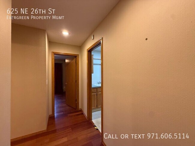 Building Photo - 625 NE 26th St