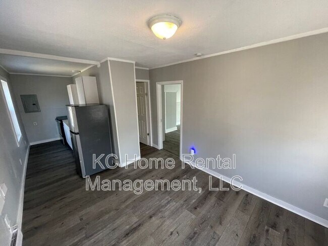 Building Photo - 810 S Hardy Ave