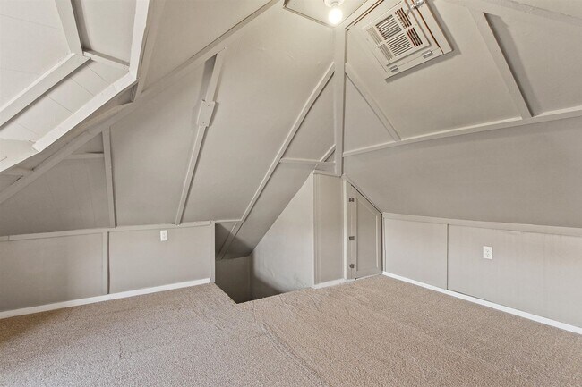 Building Photo - Spacious Single Family Home In York City!